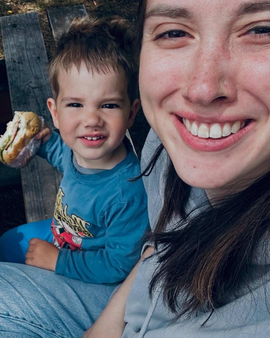 Die Mutter mit ihrem Sohn im Freien.